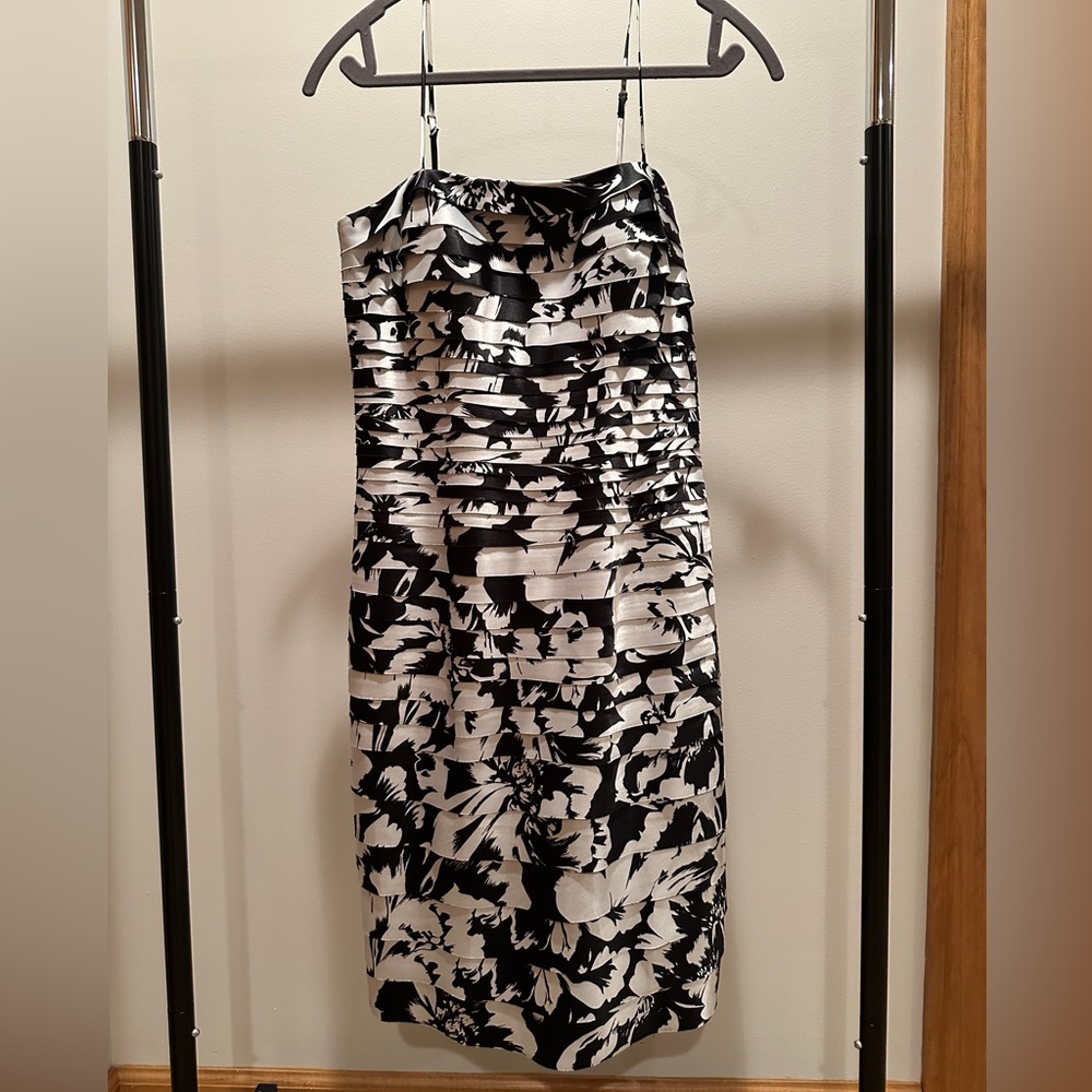 Black/White Dress- size 8 - Picture 2 of 4